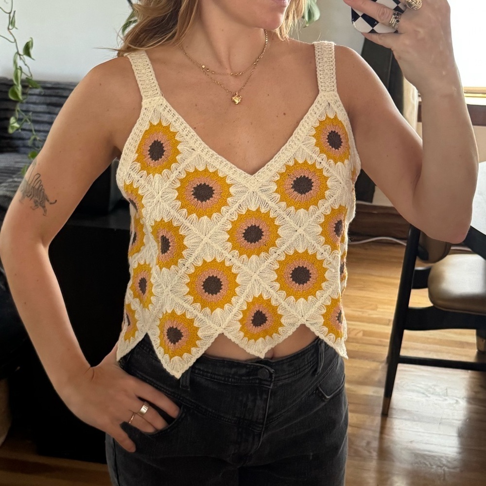 altar’d stare subflower Crop Camis